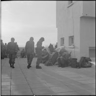 Oran. Mise en place des troupes sur les terrasses.