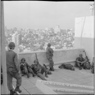Oran. Mise en place des troupes sur les terrasses.
