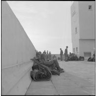 Oran. Mise en place des troupes sur les terrasses.
