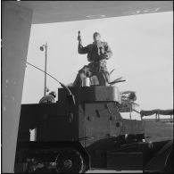 Oran. Mise en place des troupes sur les terrasses. Un soldat écrit "Vive De Gaulle" à la peinture, à l'entrée d'un immeuble.