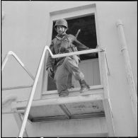 Oran. Mise en place des troupes sur les terrasses. Portrait d'un soldat.