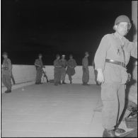 Oran. Mise en place des troupes sur les terrasses.