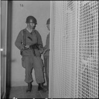 Oran. Mise en place des troupes sur les terrasses. Des soldats sur un palier d'un immeuble.