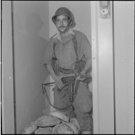 Oran. Mise en place des troupes sur les terrasses. Un soldat avec du pain dans un ascenseur.