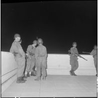 Oran. Mise en place des troupes sur les terrasses.