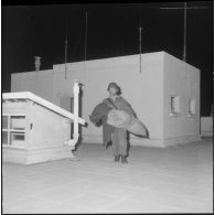 Oran. Mise en place des troupes sur les terrasses. Un soldat amène des affaires.