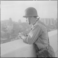 Oran. Mise en place des troupes sur les terrasses. Portrait d'un soldat.