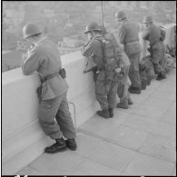 Oran. Mise en place des troupes sur les terrasses.