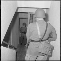 Oran. Mise en place des troupes sur les terrasses. Des soldats à l'intérieur d'un immeuble.