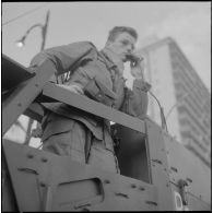 Oran. Mise en place des troupes sur les terrasses. Portrait d'un soldat radio à bord d'un blindé.