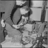 Oran. Fouilles et découverte d'une cache d'armes de l'Organisation armée secrète (OAS).