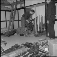 Oran. Fouilles et découverte d'une cache d'armes de l'Organisation armée secrète (OAS).