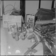 Oran. Fouilles et découverte d'une cache d'armes de l'Organisation armée secrète (OAS).