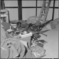 Oran. Fouilles et découverte d'une cache d'armes de l'Organisation armée secrète (OAS).