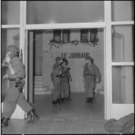 Oran. Mise en place des troupes sur les terrasses. Des soldats à l'intérieur d'un immeuble, dont le bâtiment s'appelle "Le Jouhaud".