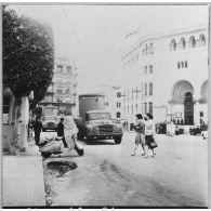 Alger. La Grande Poste. Commémoration de la fusillade de la rue d'Isly du 26 mars 1962.
