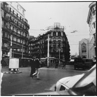 Alger. La Grande Poste. Commémoration de la fusillade de la rue d'Isly du 26 mars 1962.