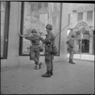 Des soldats dans une rue dans le cadre de l'opération "Z".