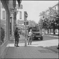 Des soldats en surveillance dans une rue dans le cadre de l'opération "Z".