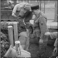 Des soldats préparent des sacs dans le cadre de l'opération "Z".