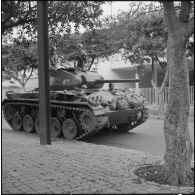 Des soldats à bord d'un char M24 Chaffee, devant le foyer Lyautey, dans le cadre de l'opération "Z".