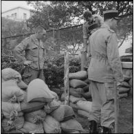 Des soldats préparent des sacs dans le cadre de l'opération "Z".