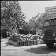 Des sacs et du matériel dans le cadre de l'opération "Z".