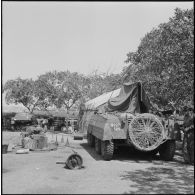 Une automitrailleuse Light armored car M8 dans un campement militaire dans le cadre de l'opération "Z".