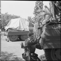 Un soldat s'occupe d'une automitrailleuse Light armored car M8 dans un campement militaire dans le cadre de l'opération "Z".