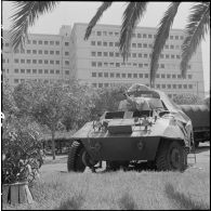 Une automitrailleuse Light armored car M8 dans un campement militaire dans le cadre de l'opération "Z".