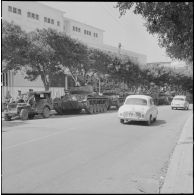 Des soldats surveillent une rue dans le cadre de l'opération "Z".