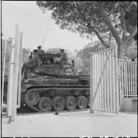 Des soldats à bord de chars M24 Chaffee dans le cadre de l'opération "Z".