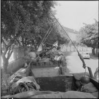 Des soldats à bord de chars M24 Chaffee dans le cadre de l'opération "Z".