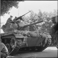 Des soldats à bord de chars M24 Chaffee dans le cadre de l'opération "Z".