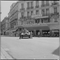 Des soldats en surveillance dans une rue dans le cadre de l'opération "Z".