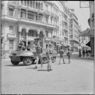 Des soldats en surveillance dans une rue dans le cadre de l'opération "Z".