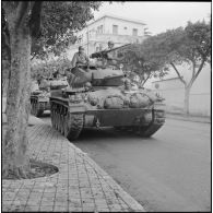 Des soldats à bord de chars M24 Chaffee dans le cadre de l'opération "Z".