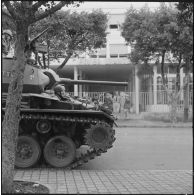 Des soldats à bord d'un char M24 Chaffee, devant le foyer Lyautey dans le cadre de l'opération "Z".