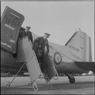 Une base aérienne en Algérie. Arrivée du général Gauthier, remplaçant du général Fourquet à la 5e région aérienne (RA).