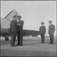 Une base aérienne en Algérie. Arrivée du général Gauthier, remplaçant du général Fourquet à la 5e région aérienne (RA).