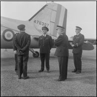 Une base aérienne en Algérie. Arrivée du général Gauthier, remplaçant du général Fourquet à la 5e région aérienne (RA).