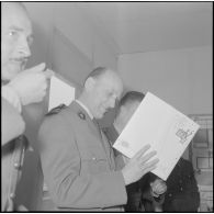 La Reghaïa. Pot à l'école militaire d'infanterie (EMI). Une autorité militaire regarde une carte.