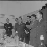 La Reghaïa. Pot à l'école militaire d'infanterie (EMI). Des officiers écoutent le discours.