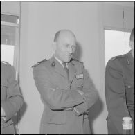 La Reghaïa. Pot à l'école militaire d'infanterie (EMI). Un officier écoute le discours.