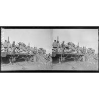 Waayenburg (Belgique). Train d'artillerie lourde (mortiers de 220) venant de Sommesous (Marne). Débarquement d'un mortier de 220. [légende d'origine]