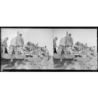 Waayenburg (Belgique). Train d'artillerie lourde (mortiers de 220) venant de Sommesous (Marne). Débarquement d'un mortier de 220. [légende d'origine]