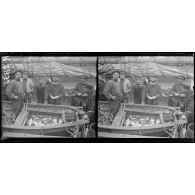 Boulogne-sur-Mer. A bord du Picardie. A la mer, pendant les opérations du dragage, les marins pêchent, répartition du poisson entre les équipages. [légende d'origine]