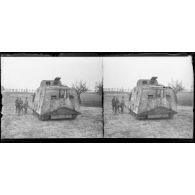 Saleux (Somme). Le tank allemand capturé à Villers Bretonneux. [légende d'origine]