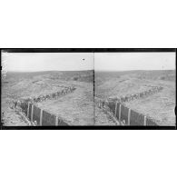 Fort de Douaumont, Meuse, visite d'une mission canadienne. La mission dans le boyau conduisant au fort. En tête, le lieutenant-colonel Dehay. [légende d'origine]