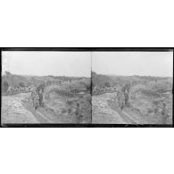 Fort de Douaumont, Meuse, visite d'une mission canadienne. La mission arrivant au fort. [légende d'origine]